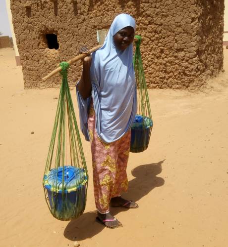 Nigerien woman carrying water